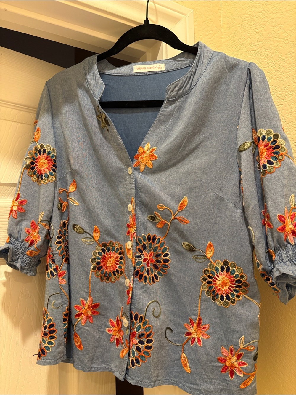 Parami designs women’s blouse, size small
